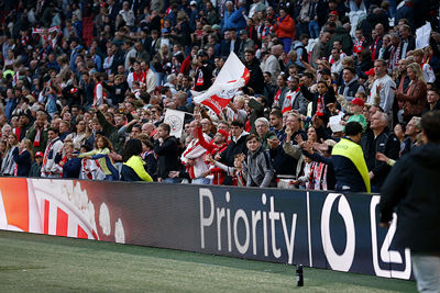 Billenknijpen op de tribunes. © De Brouwer