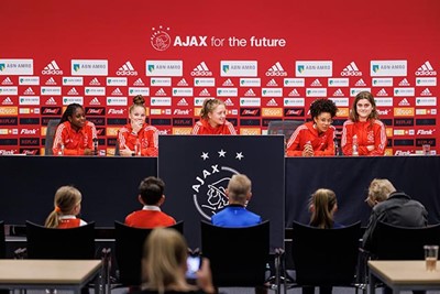 Daar zijn de speelsters van Ajax Vrouwen! © Pro Shots