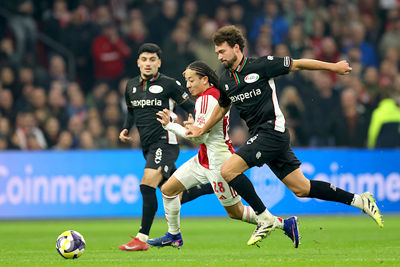 Klaassen is niet okselfris, dus Fitz-Jim mag het in de basis laten zien. © De Brouwer