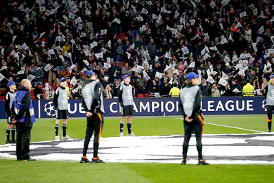 Onze prijswinnaars beleven een bijzondere avond op het veld. © De Brouwer