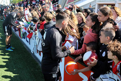 Dit zijn mooie momenten tussen de spelers en fans. © SV Ajax