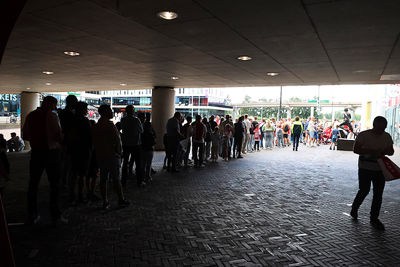 Er staan nog altijd lange rijen voor de Ajax Fanshop. © De Brouwer