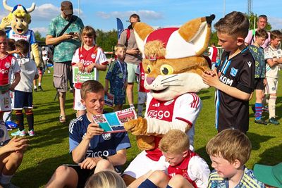 Naar huis met een mooie Ajax Kids Tourdiploma. © Pro Shots