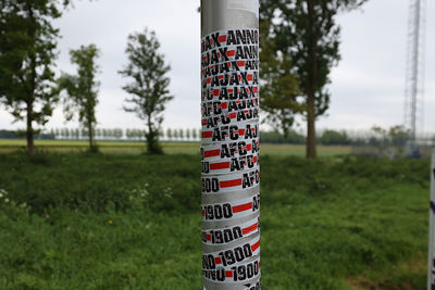 Stukje stickerkunst op weg naar Friesland. © De Brouwer