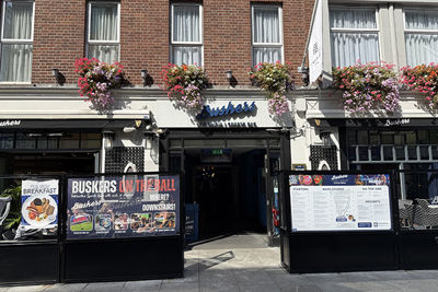 Het omwisselen vindt plaats bij Buskers Bar. © Ajax Life