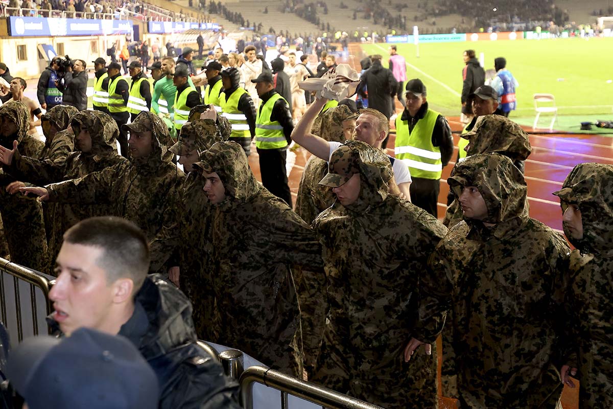 Lachen om zevenhonderd lange camouflage regenjassen in Bakoe