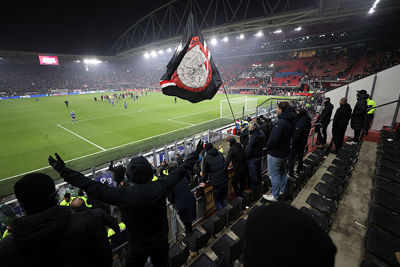 De spelers krijgen te horen dat ze moeten voetballen. © De Brouwer
