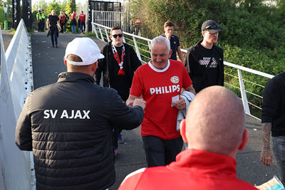 Als SV Ajax heten we de aanhang van PSV op gepaste wijze welkom. © De Brouwer