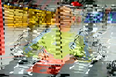 Ook hij zet zijn mooiste krabbeltje. © Pro Shots