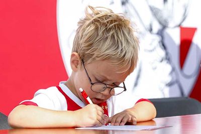 Hij tekent zijn eerste supporterscontract. Zoet! © Pro Shots
