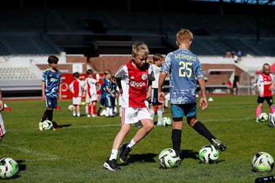 Zij voetballen toch op historische grond. © De Brouwer
