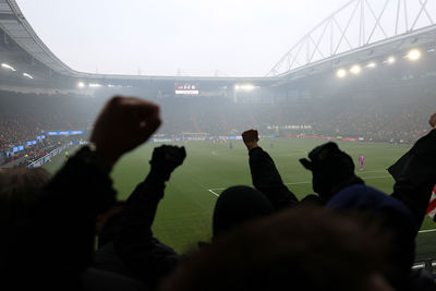 De 750 Ajacieden staan achter hun club. © De Brouwer