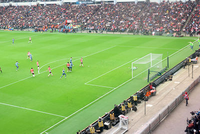 Als je goed kijkt, zie je de bal van Traoré het net raken! © De Brouwer