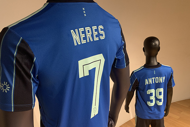 Ajax presenteert gestreept uitshirt voor 2021/2022 en wij maakten foto's!