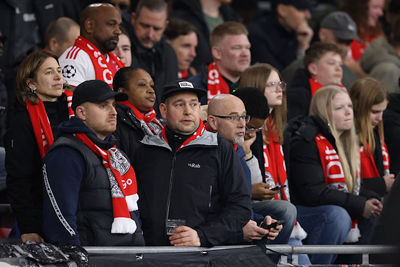 Anderen kijken toe vol ongeloof. Hoe kan dit nou toch weer? © De Brouwer