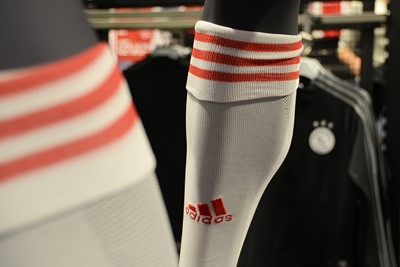 De bijbehorende sokken hebben rode strepen, evenals een rood Adidaslogo. © Ajax Life