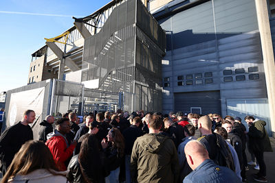 Eerst maar eens naar binnen met zevenhonderd man. © De Brouwer