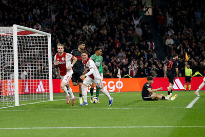 Taylor en Godts juichen, maar de vlag is al omhoog. © De Brouwer