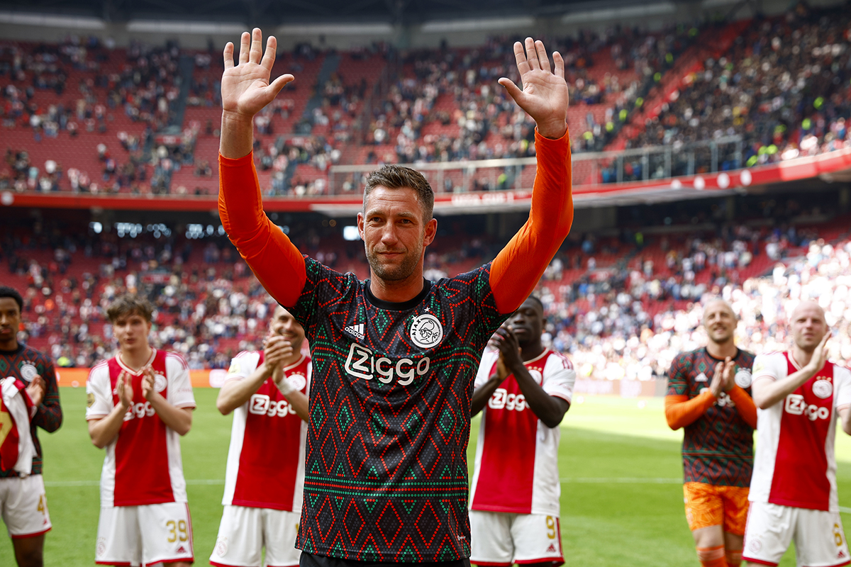 Stekelenburg stapt na emotioneel afscheid even uit de voetballerij