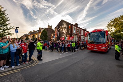 Supporters onthalen de bus van Liverpool. © Pro Shots