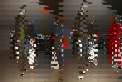 Deze kleine meid gaat zo haar eerste stappen zetten op het heilige gras! © De Brouwer