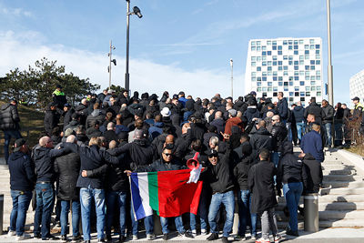 Op een alternatieve locatie kan de demo dan eindelijk beginnen! © De Brouwer