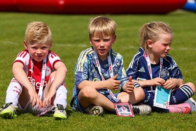 Deze Ajaxguppies hebben het inmiddels best warm. © Pro Shots
