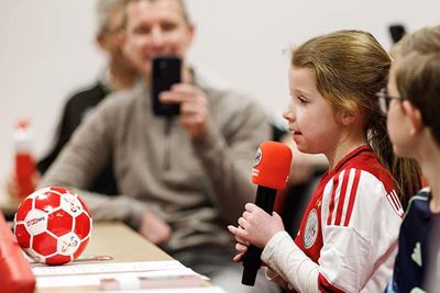 Zij heeft haar bal mee en wil een penalty nemen tegen Heerkens. © Pro Shots