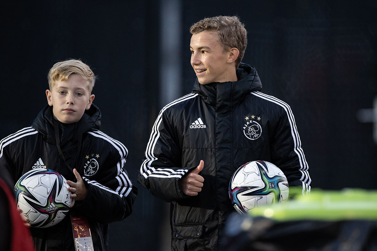 Ballenjongens en -meiden gezocht voor Jong Ajax - Almere City