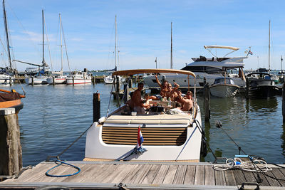 Zij kwamen met de boot. © De Brouwer