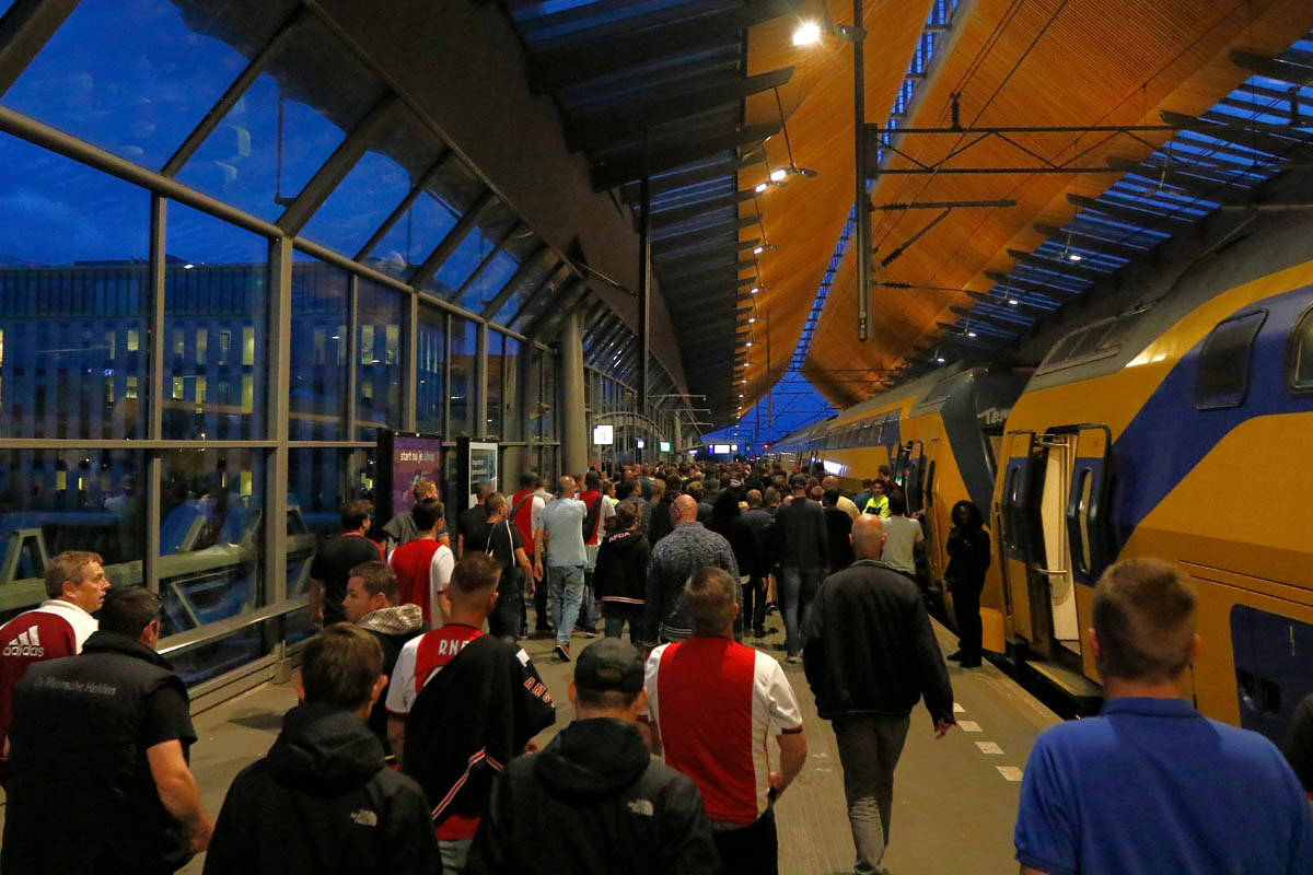 Supporters weten al heel goed hoe het is om met de trein te reizen. © Pro Shots
