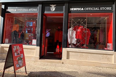 Natuurlijk brachten we ook een bezoekje aan de fanshop van Benfica. © Ajax Life