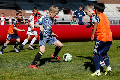 Een bonte verzameling aan Ajaxshirtjes. © De Brouwer