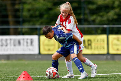 Een stevig, maar fair duel om de bal. © Pro Shots