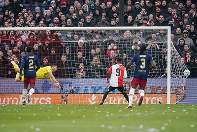 Ajax begint beroerd aan het duel met de rivaal. © Pro Shots