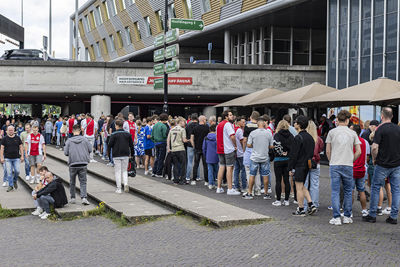 Klein rijtje bij de Ajax Fanshop... © Björn Martens