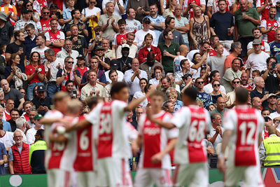 Ook op de tribunes zien we Ajax het eerste halfuur wel goed voor de dag komen. © De Brouwer