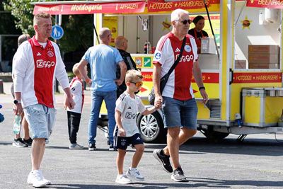 Aan de hand van opa naar Ajax. Schitterend. © Pro Shots