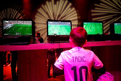 Tadic kwam even langs voor een potje Fifa. © De Brouwer