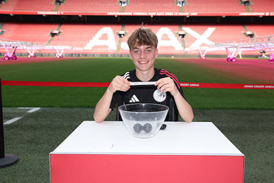 Deze jongeman wordt ballenjongen bij de klassieker! © De Brouwer