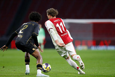 Wegdraaien en dan een uitstekende steekpass versturen. © De Brouwer