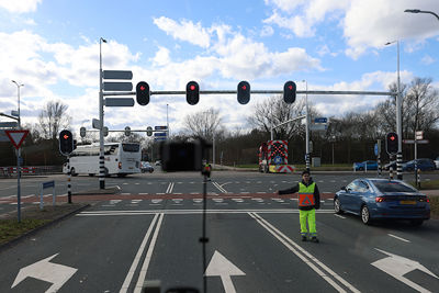Met gierende banden terug naar Mokum. © De Brouwer