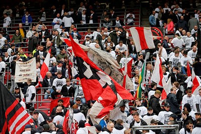 We houden sowieso van vlagvertoon in het stadion. © De Brouwer