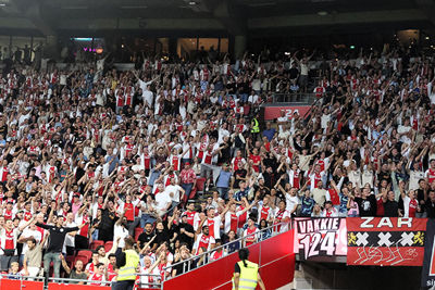 Veel wit-rood-wit op de tribunes. © SV Ajax