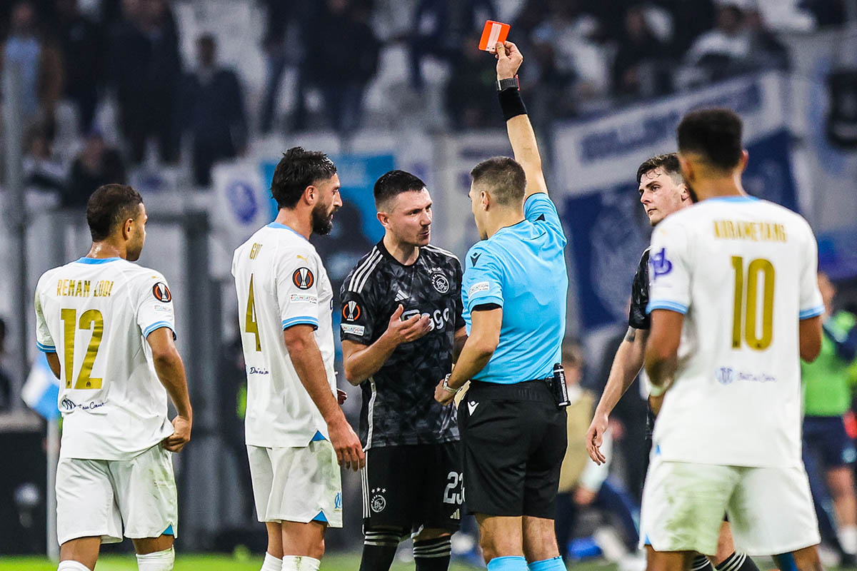 Berghuis vindt rode kaart uiterst discutabel en twijfelt zelfs over geel