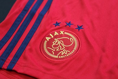 Het broekje is rood, met blauwe strepen en gouden accenten. © Ajax Life