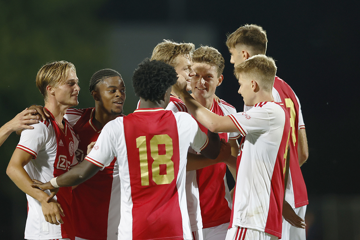 Ballenjongens en -meiden gezocht voor Jong Ajax - Helmond Sport!
