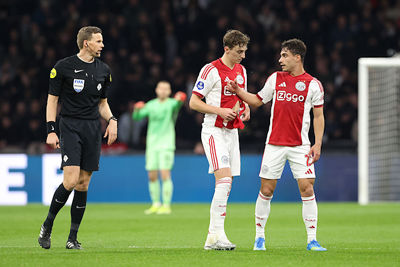 Door het nodige duw- en trekwerk is het shirt van Baas veranderd in een naveltruitje. © De Brouwer