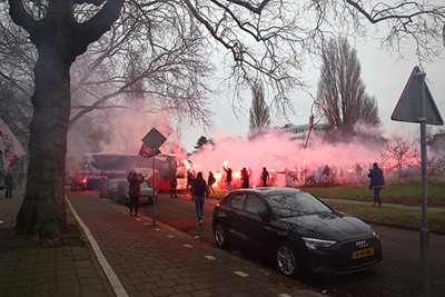 In een anonieme bus zet Ajax koers richting Rotterdam. © De Brouwer