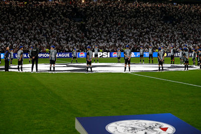 Kijk, daar staan ze rond de Champions Leaguevlag. © De Brouwer